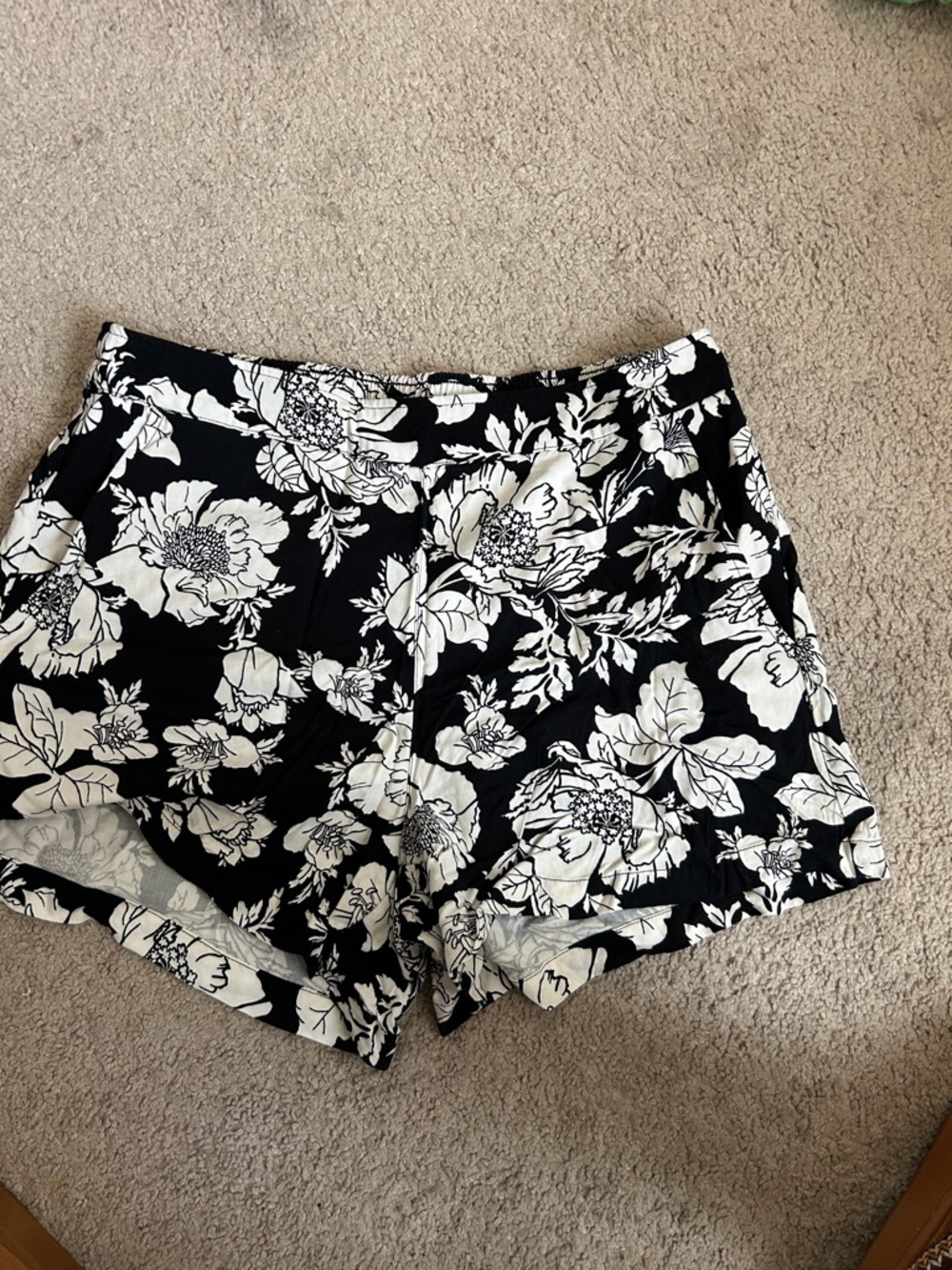 Old Navy Black & White Floral Women's Casual Shorts size L
